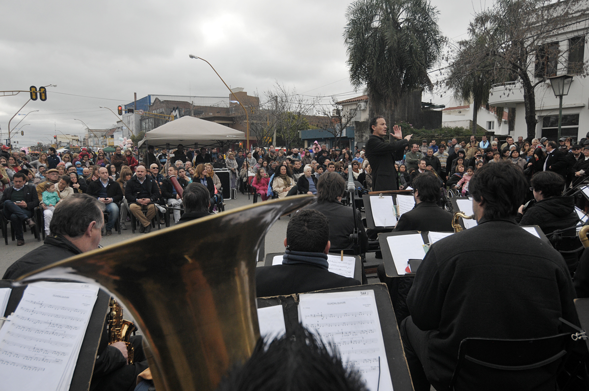 Arist Bulo Se Ti E De Celeste Y Blanco Para Celebrar La Independencia