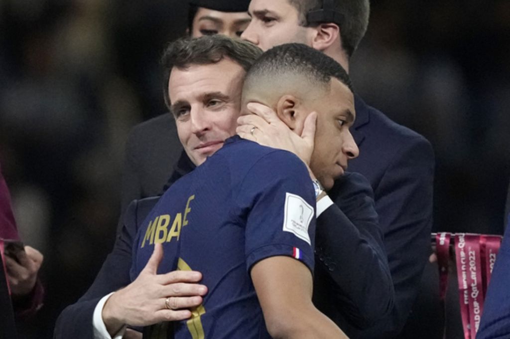 Video Macron consoló a Mbappé tras la derrota de Francia ante