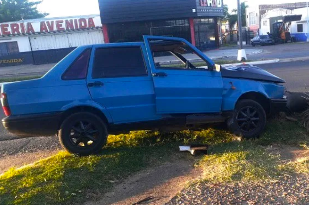 Un joven perdió el control del auto y se estrelló contra una palmera