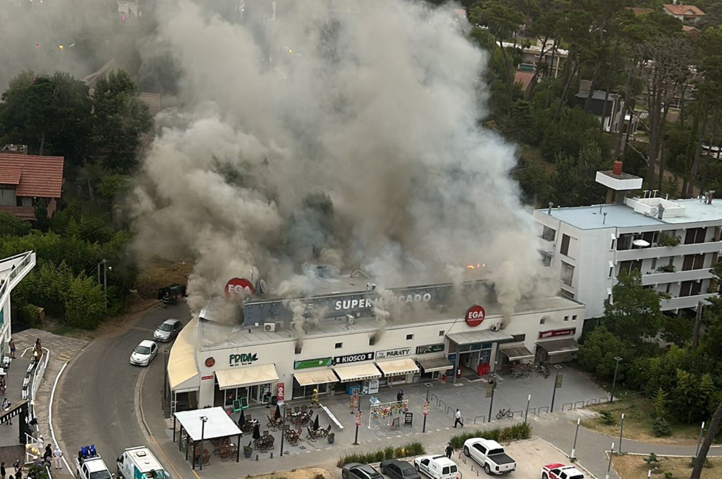 Pinamar Impresionante Incendio En Un Supermercado Notife