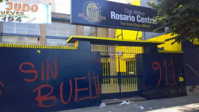 Pintadas agresivas e insultos en la sede de Rosario Central