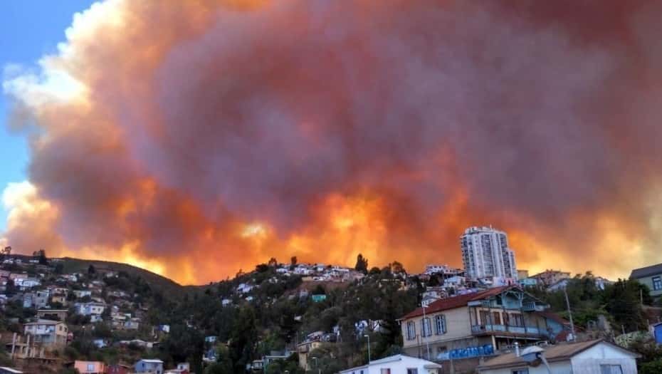 Incendio en Valparaíso: declaran alerta y evacuan viviendas