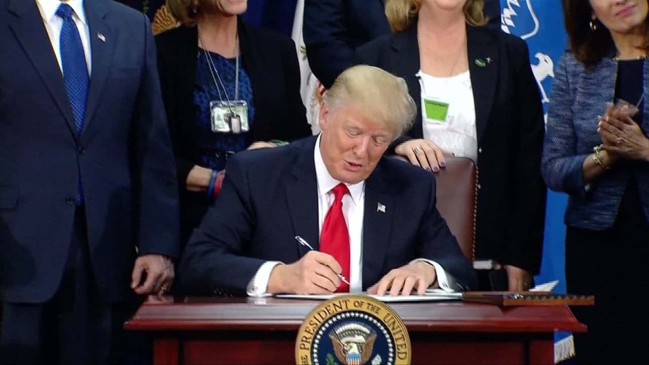 Trump firmó el decreto para construir el muro
