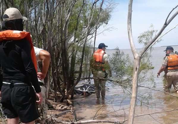 Hallaron dos cuerpos y parte de la lancha perdida en el Paraná