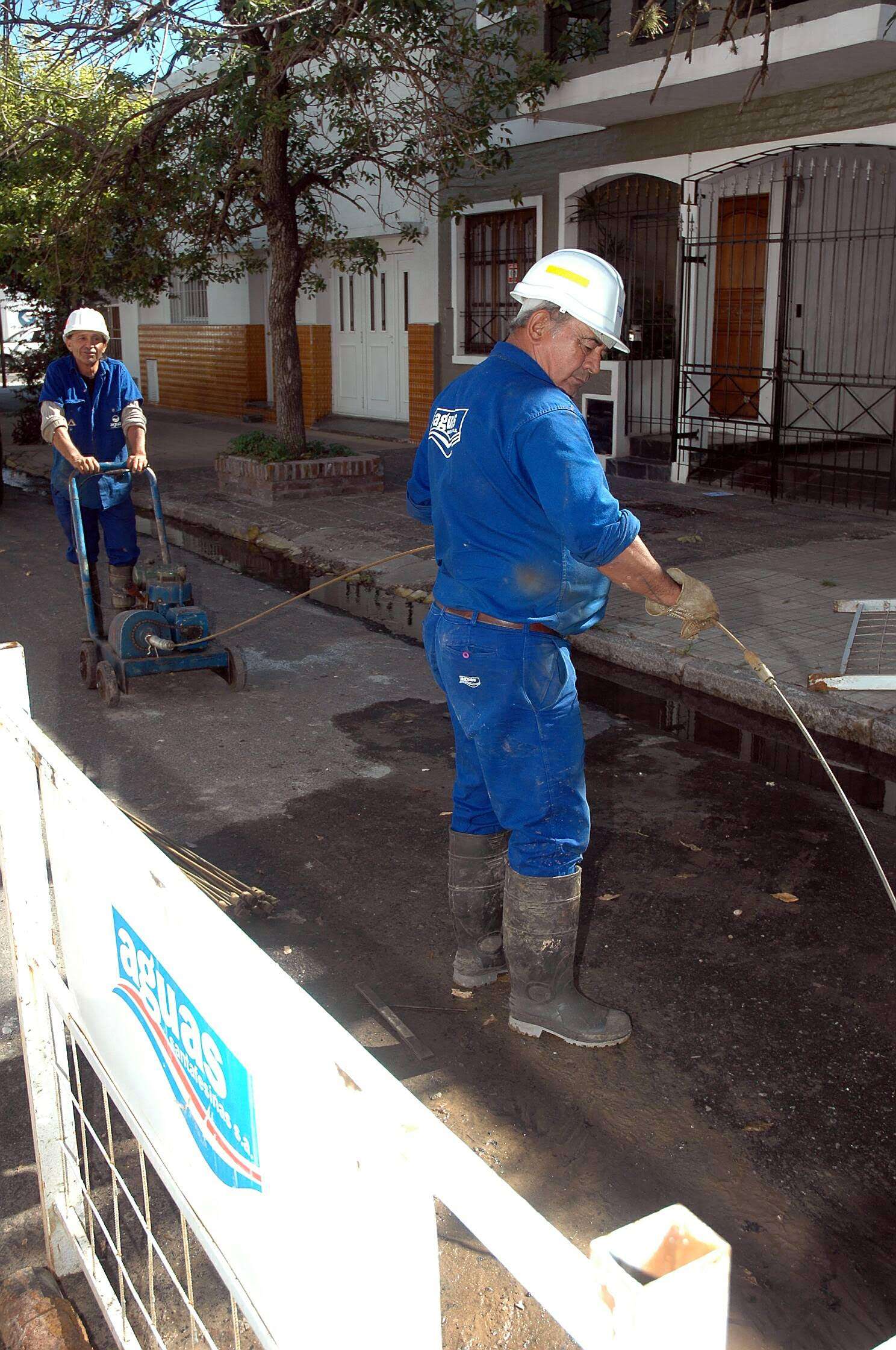 Aguas Santafesinas trabaja en barrio Los Hornos