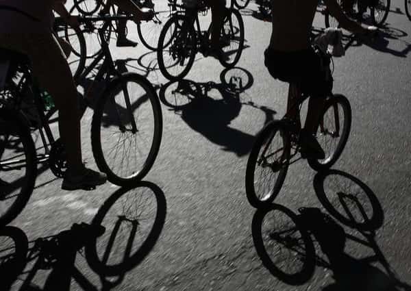 Organizan bicicleteada nocturna por derechos de mujeres