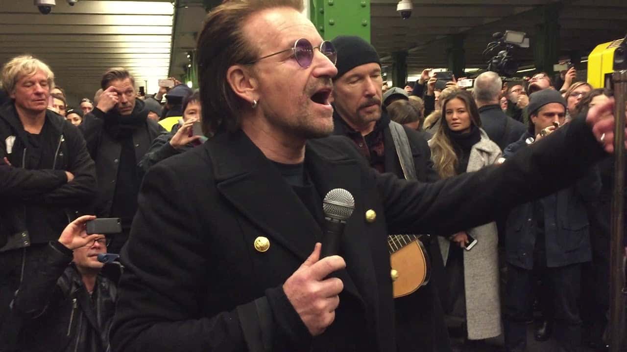 Bono dio un recital acústico en una estación de subte en Berlín