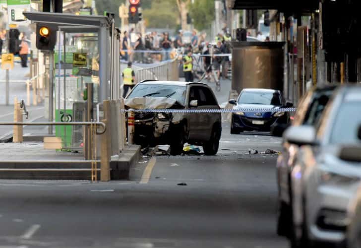 Un auto atropelló a peatones en Melbourne: 14 heridos   