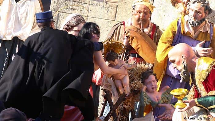 Activista intenta llevarse el niño Jesús del Vaticano