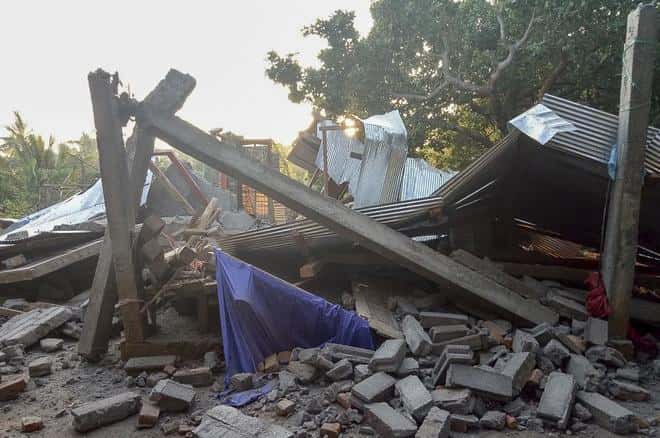 Indonesia: rescatan a personas atrapadas tras el terremoto