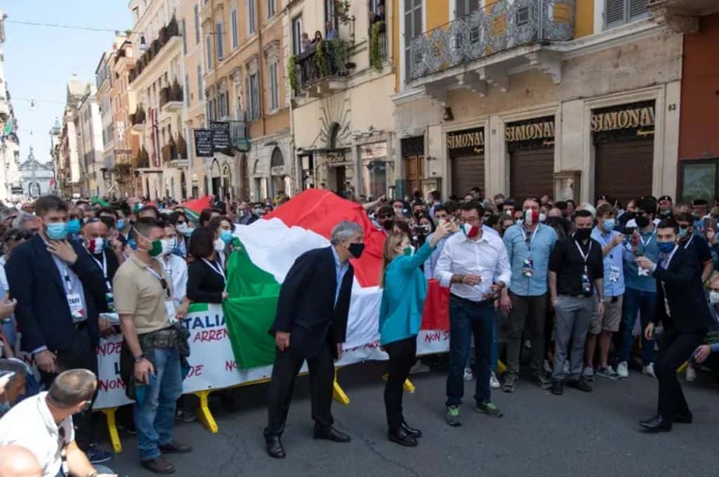 Italia: escándalo por una protesta de la ultraderecha con selfies y caos