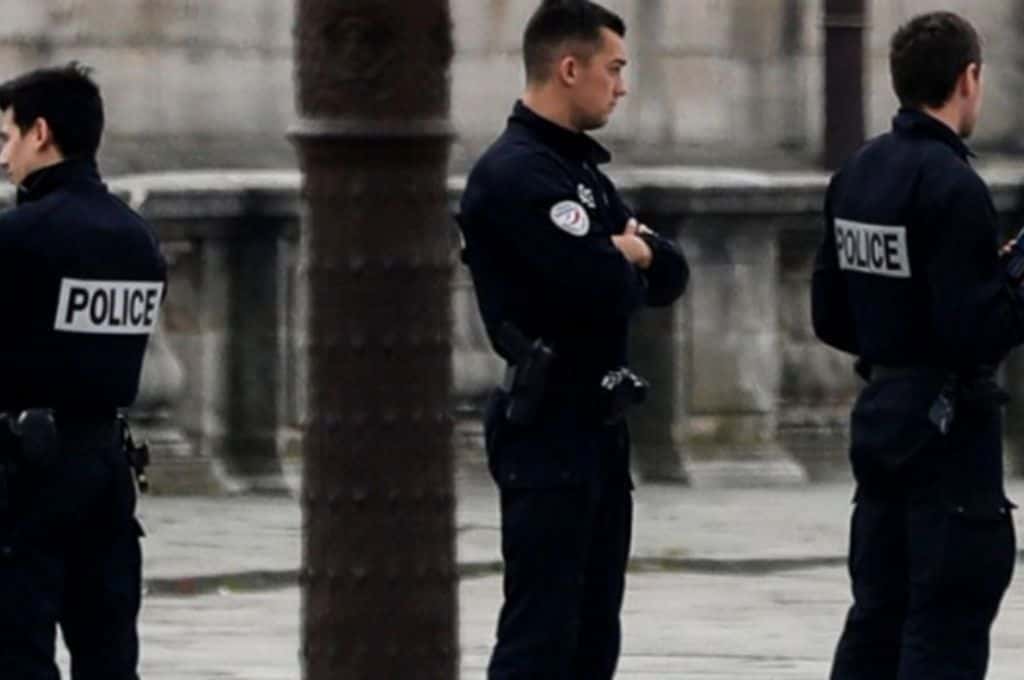 Policías franceses abatieron a un hombre que amenazó con acuchillarlos