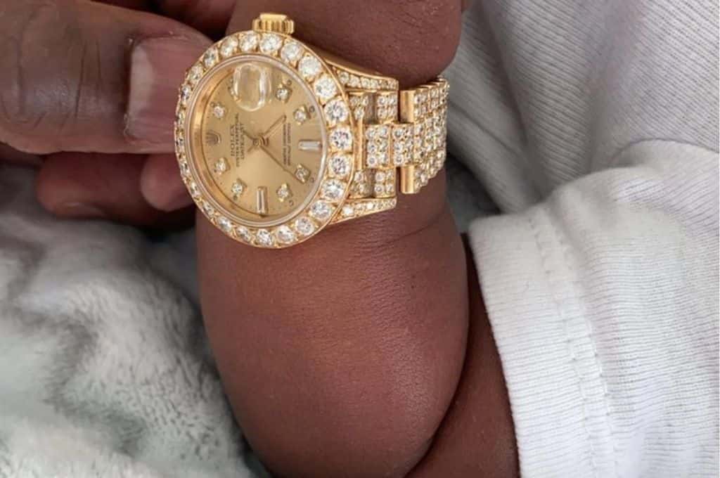 Mayweather le regaló un reloj con diamantes a su nieto recién nacido