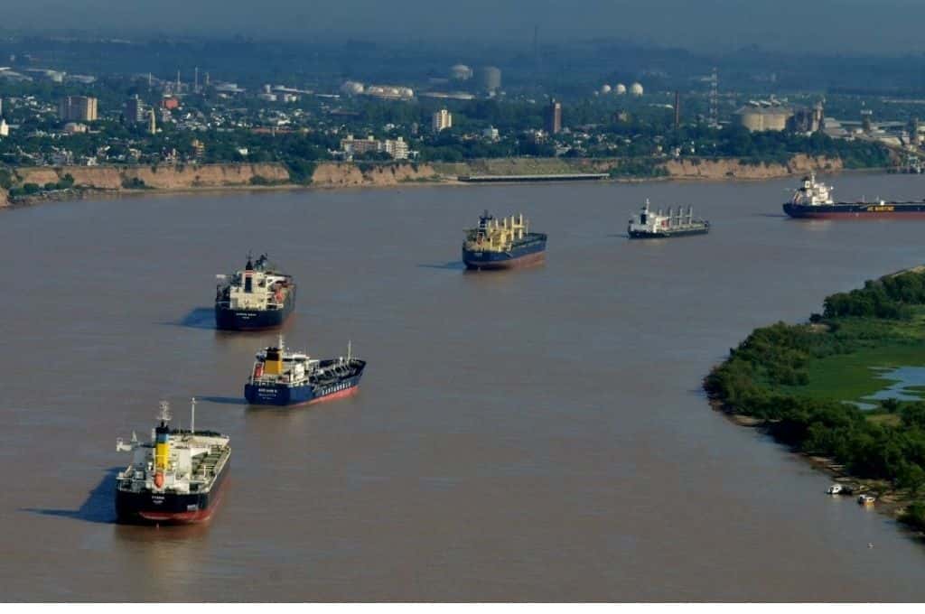 Suben artificialmente el caudal del Paraná para garantizar la navegación