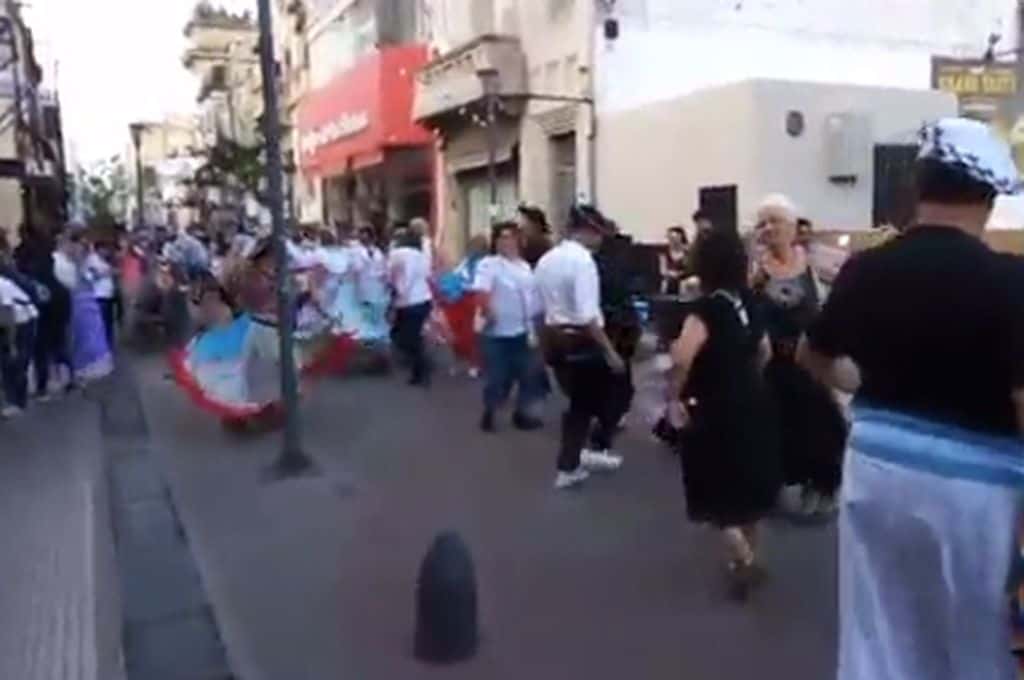 Se armó una peña: un grupo de danzas folclóricas agitó la tarde del Día de la Tradición en la peatonal santafesina