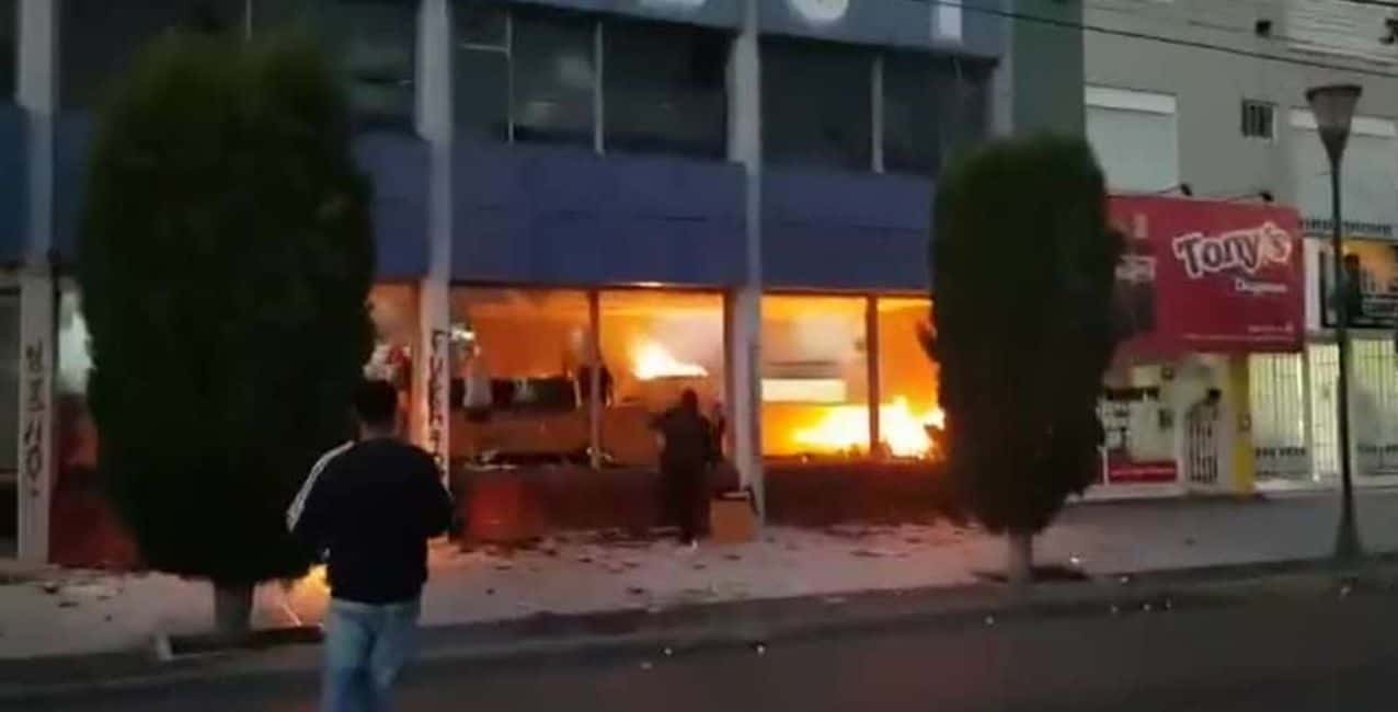 Trelew: manifestantes incendiaron el diario El Chubut