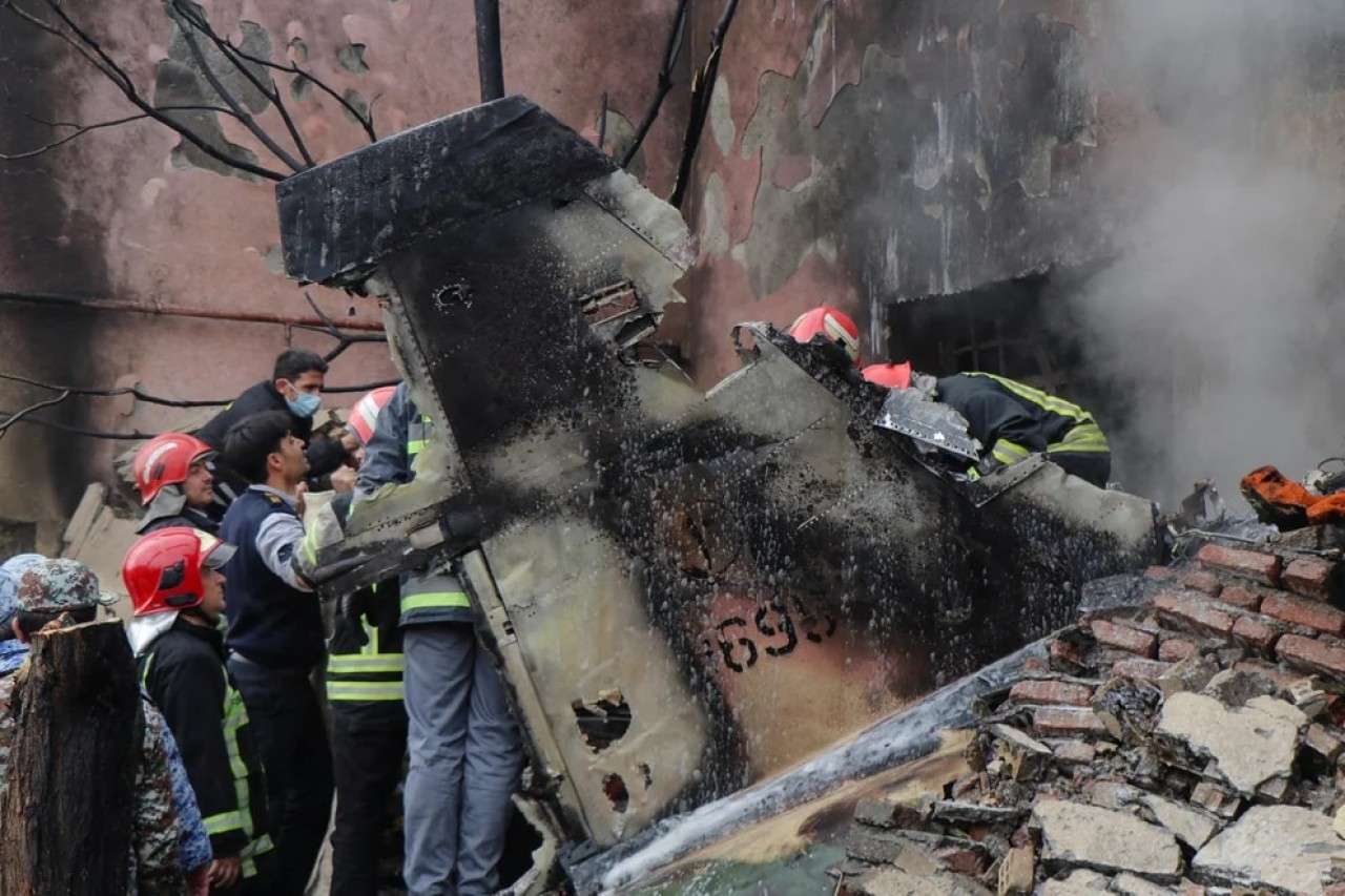 Irán: un avión se estrelló contra una escuela y dejó tres muertos
