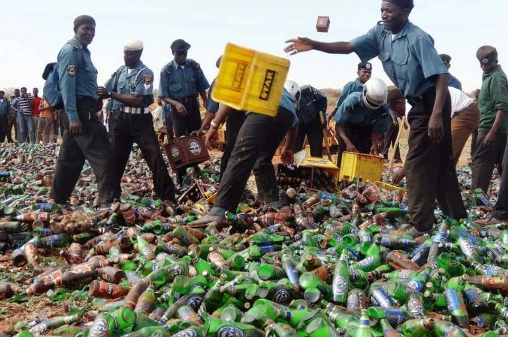 La Policía islámica destruye 3,8 millones de botellas de cerveza