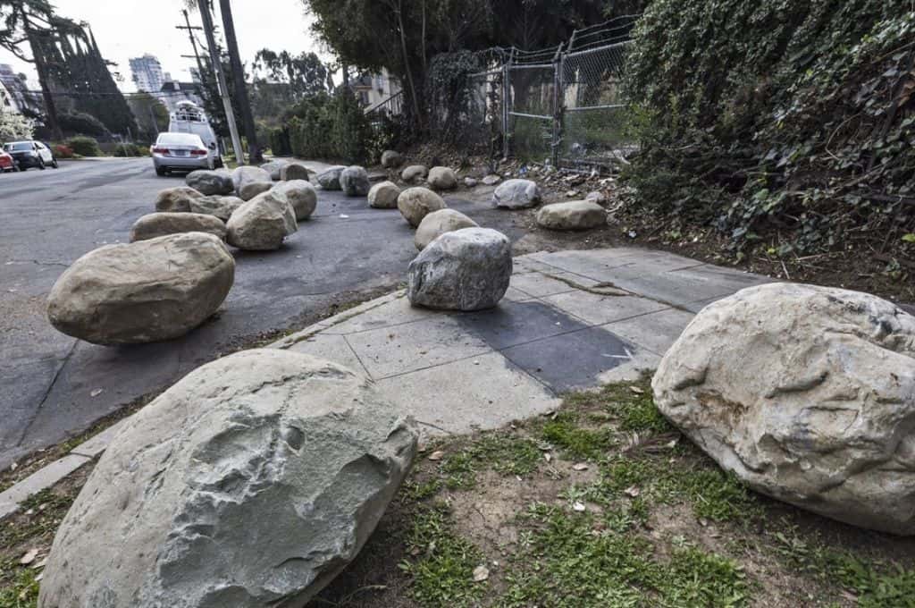 Los Ángeles: vecinos colocaron enormes rocas para evitar que indigentes acampen