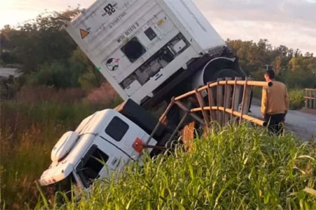 En el ingreso a Victoria: un camión quedó colgado de un puente