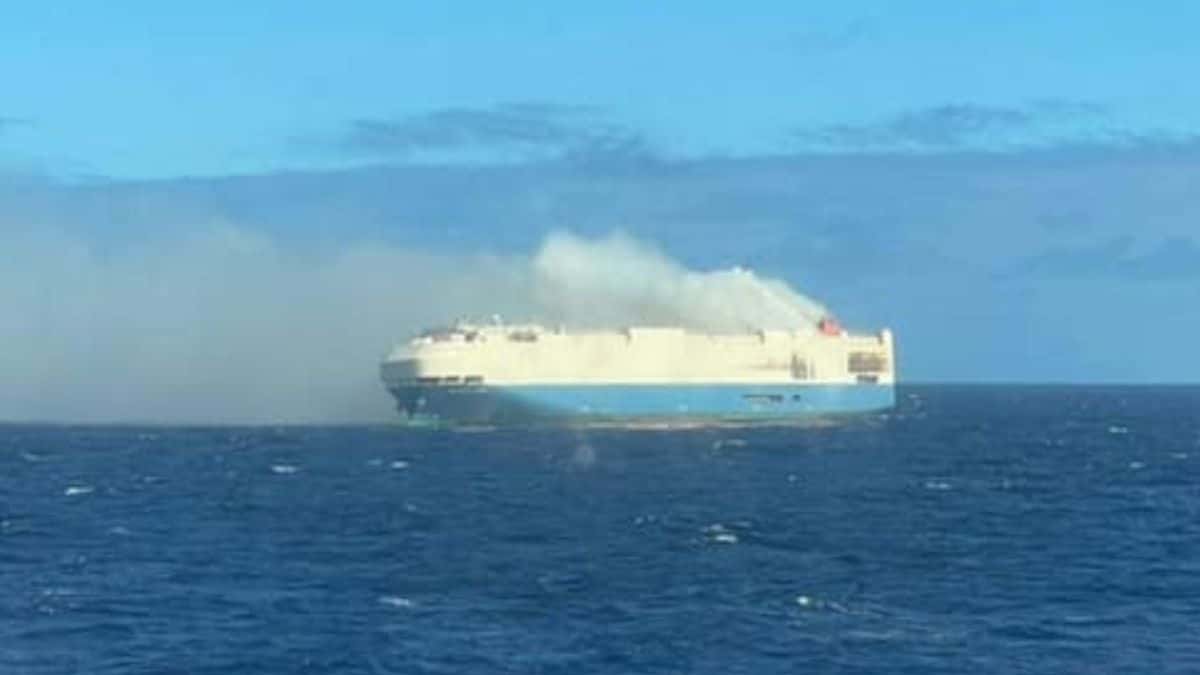 Un buque de carga se incendia en el océano Atlántico
