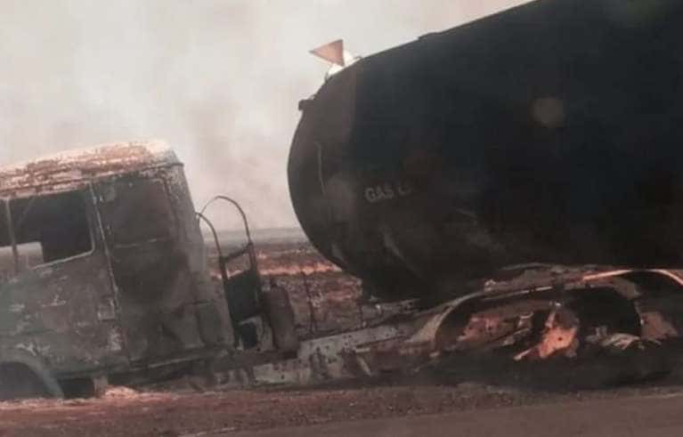 Corrientes: un camión quedó acorralado por los incendios y se prendió fuego