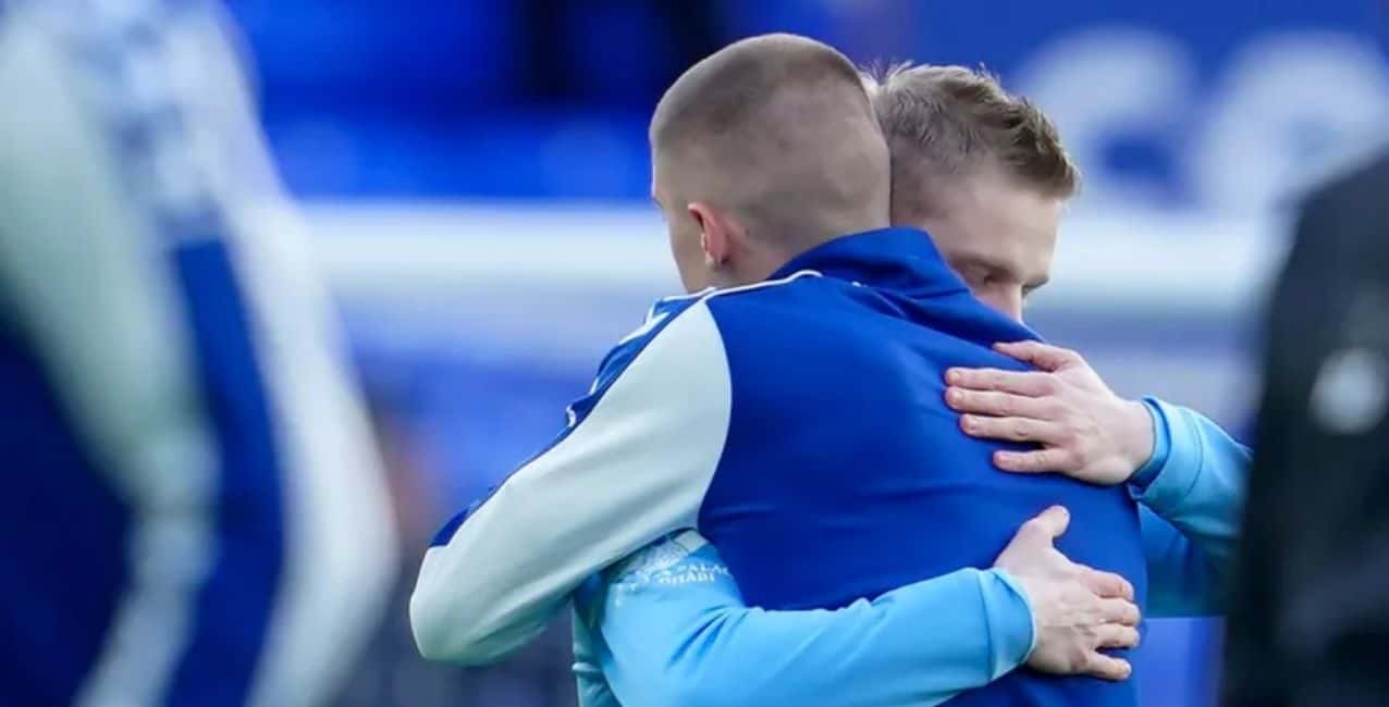 Conmovedor abrazo entre dos jugadores ucranianos en Everton-Manchester City