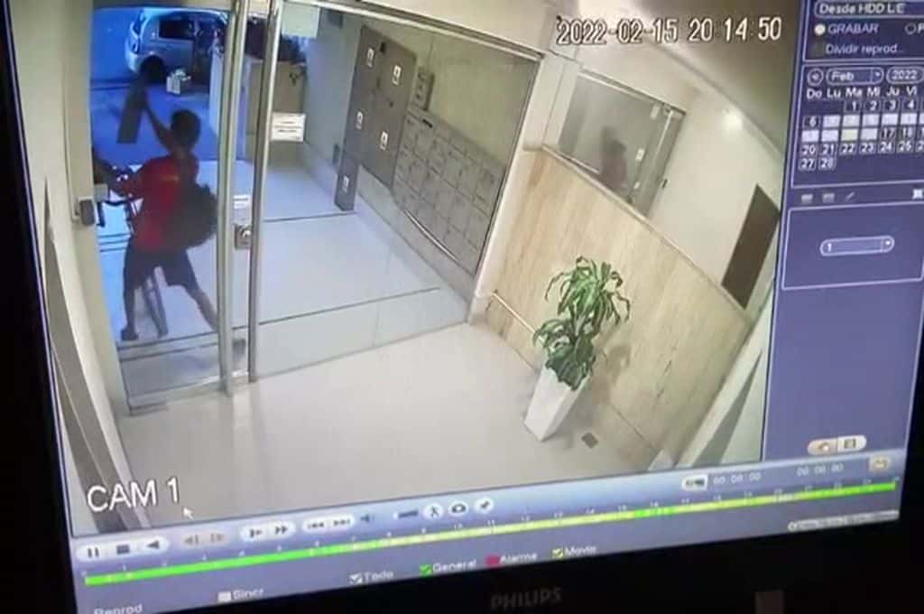 Video: vandalizó y robó el portero eléctrico de un edificio céntrico de Santa Fe