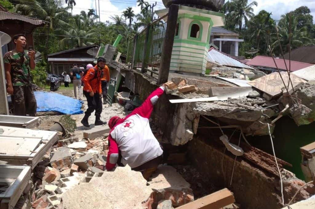 Terremoto sacude la isla indonesia de Sumatra: al menos 7 muertos