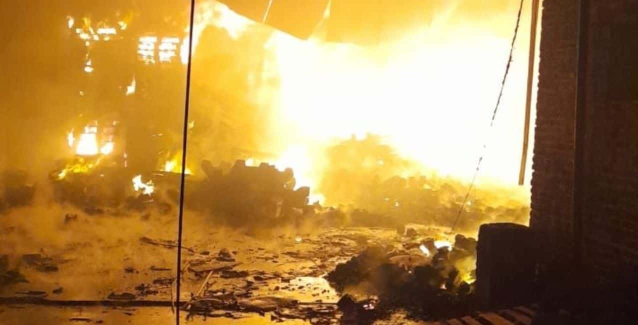 Rosario: impactante incendio en un galpón