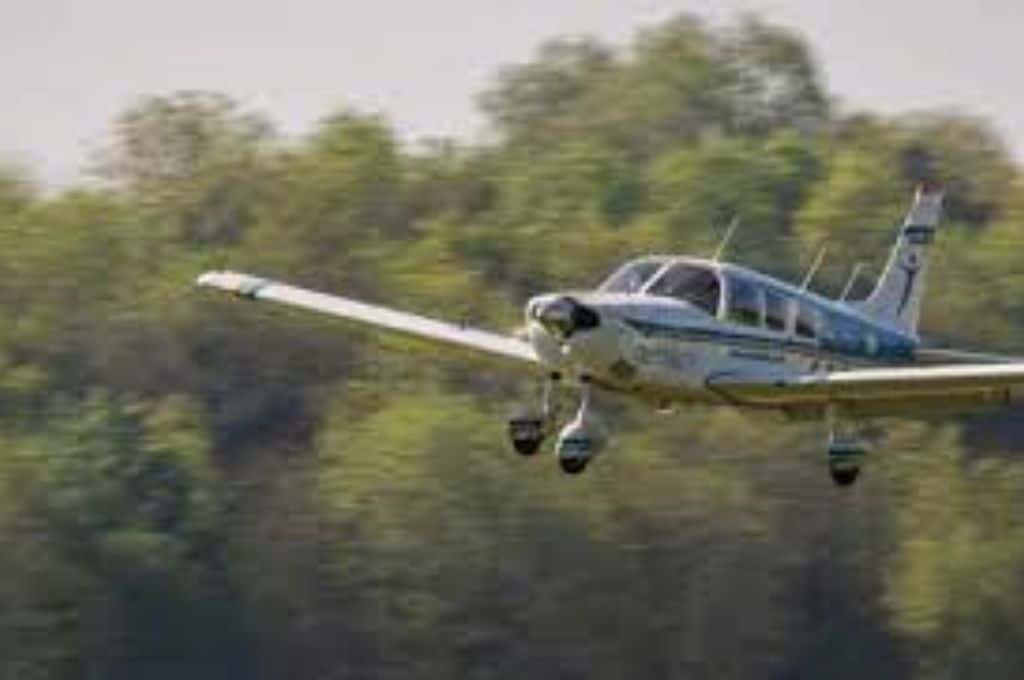 Florida: un pasajero sin experiencia aterrizó el avión porque el piloto se descompuso