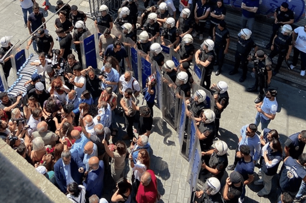 Arrestaron a 200 personas durante la Marcha del Orgullo en Turquía