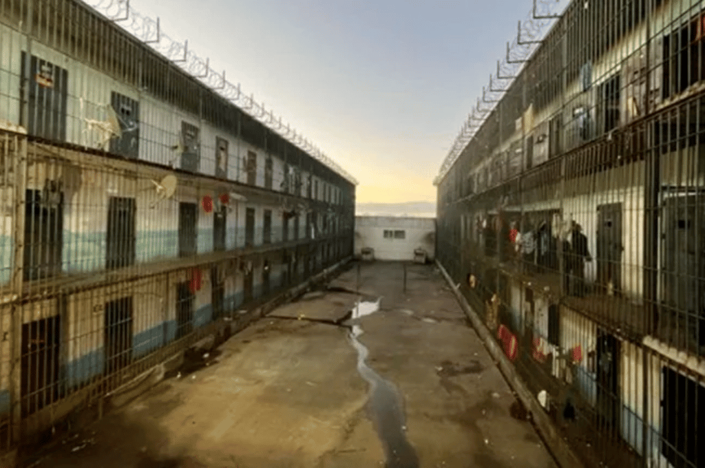 Insólito: obligaron a presos a construir una parrilla en la casa del director de la cárcel