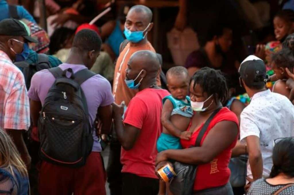 Murieron 16 personas después de que un barco de inmigrantes volcara frente a las costas de las Bahamas