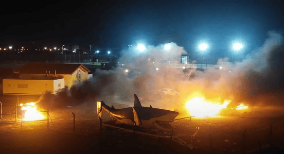 Tras una nueva derrota de Aldosivi, los barras quemaron cinco autos de los jugadores