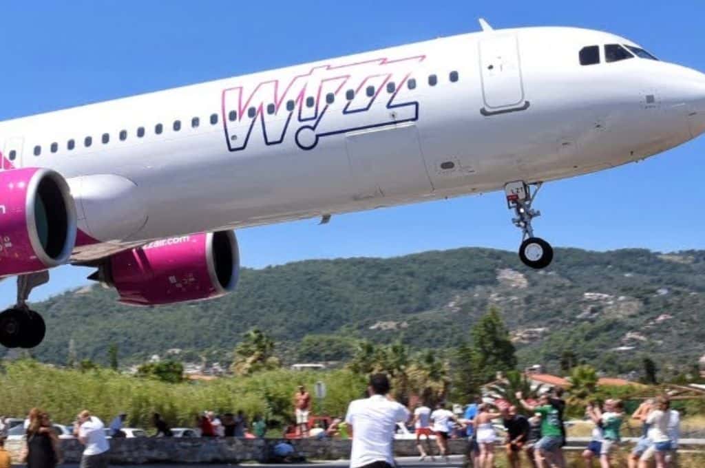 Video: un avión sobrevoló a escasos metros de turistas antes de aterrizar