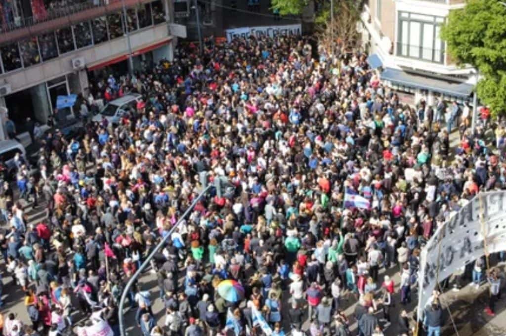 Miles de personas rodean la casa de Cristina Kirchner en señal de apoyo