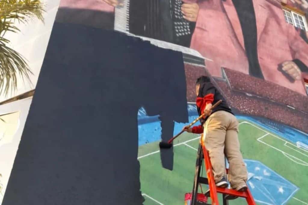 Colón tapa el mural de Los Palmeras tras la foto publicada por Lerche