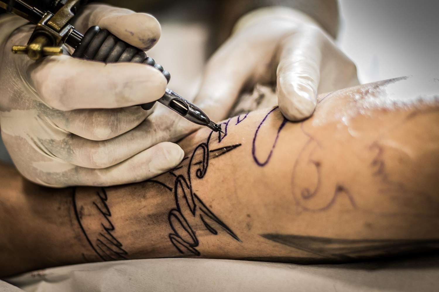 Un estudio sugiere que tatuajes y piercings son mas frecuentes entre quienes sufrieron abusos y abandono en la infancia