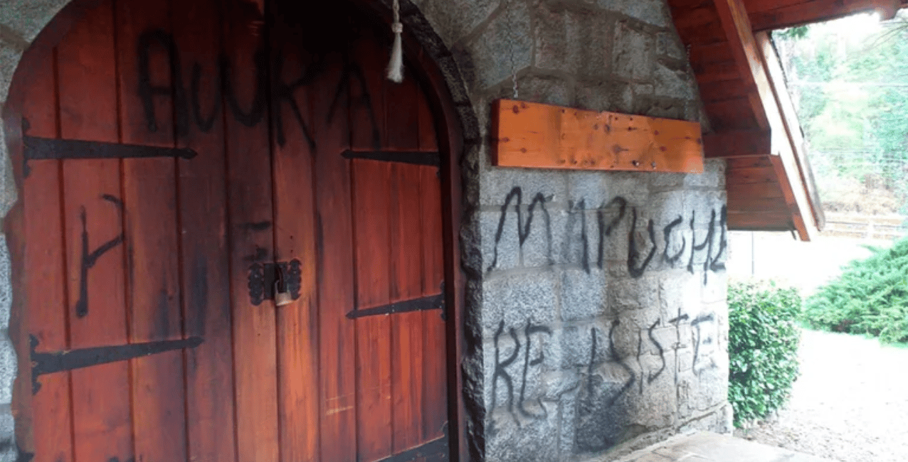Mapuches atacaron con incendios y pintadas la capilla de Villa La Angostura