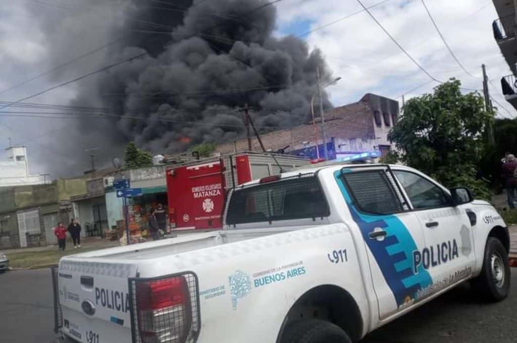 Se incendió una fábrica de Plásticos en La Tablada: evacuaron la zona