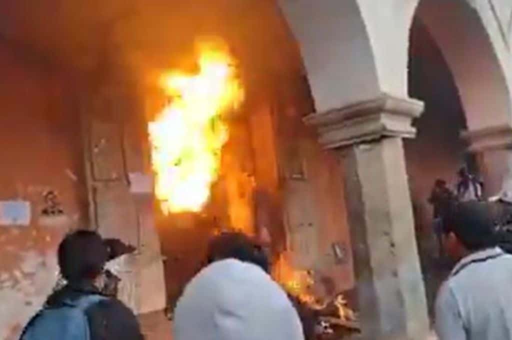 Perú: estudiantes prendieron fuego y tomaron una universidad