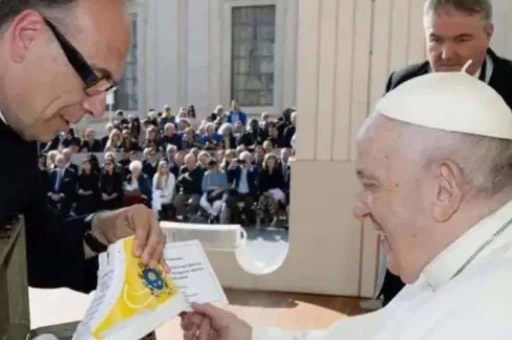 Le regalaron al papa Francisco unas zapatillas personalizadas con geniales detalles
