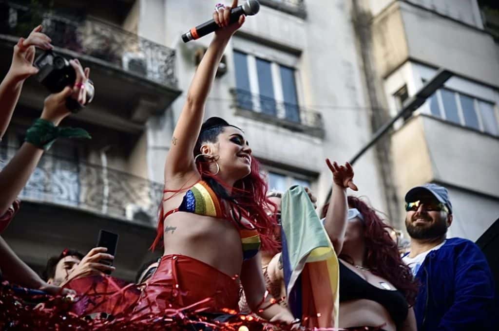 Lali Espósito participó en la Marcha del Orgullo y estrenó un nuevo tema