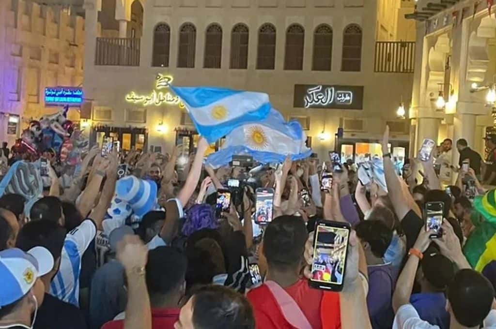 Así se vivió el banderazo argentino en Doha antes del partido con Australia
