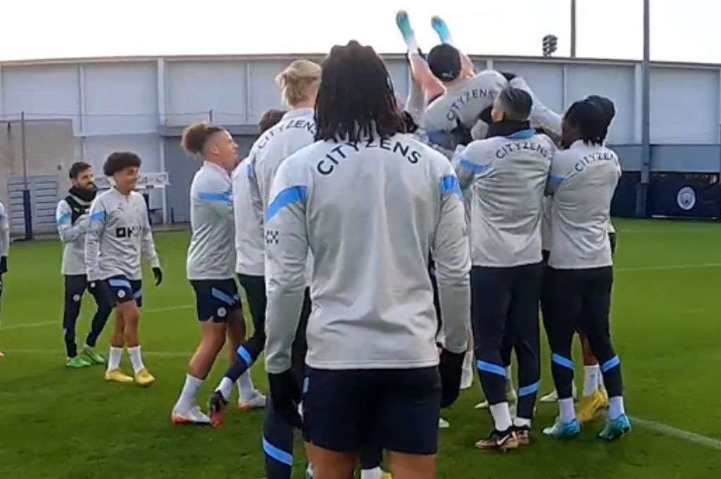 Video: conmovedor recibimiento a Julián Álvarez en el Manchester City