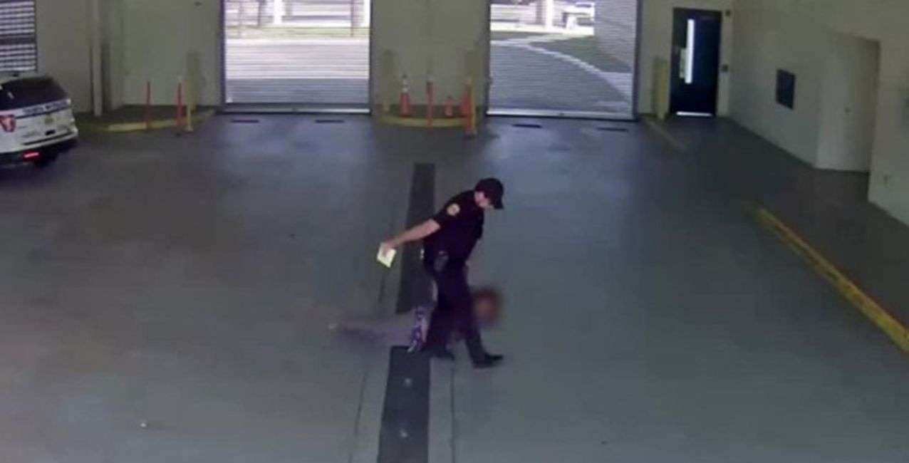 Video: un policía de Florida arrastra a una mujer esposada hasta la cárcel