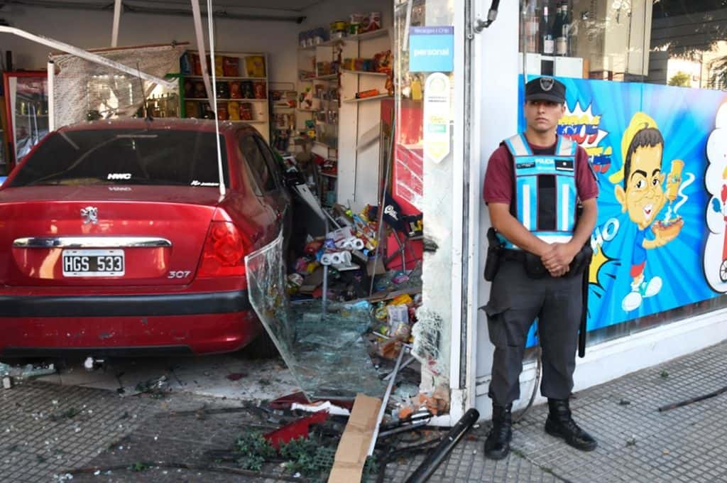 Almagro: un hombre alcoholizado se incrustó con su auto en un kiosco