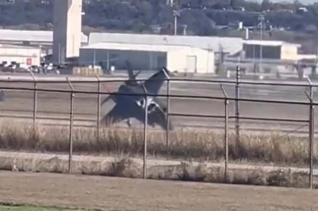 Video: un avión de combate se estrelló en un entrenamiento militar y el piloto logró eyectarse