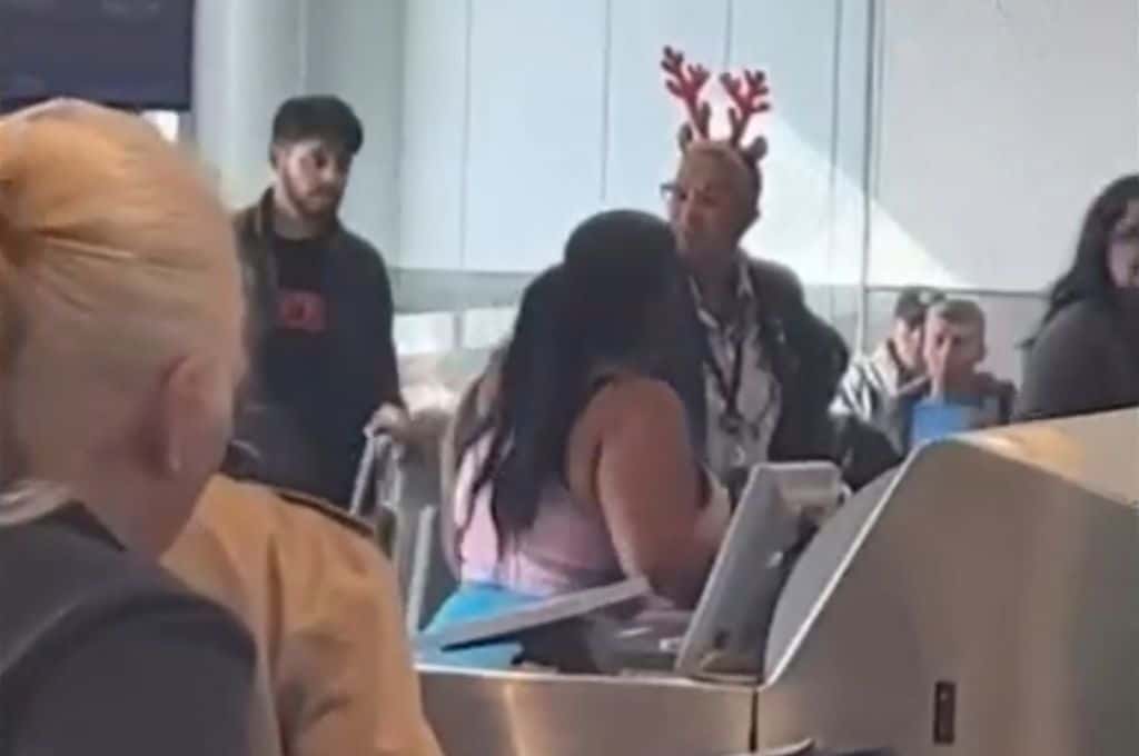 Video: estalló de furia y le tiró por la cabeza una computadora a un empleado del aeropuerto en Miami